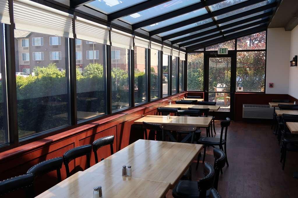 Oxford Suites Хермистон Ресторан фото