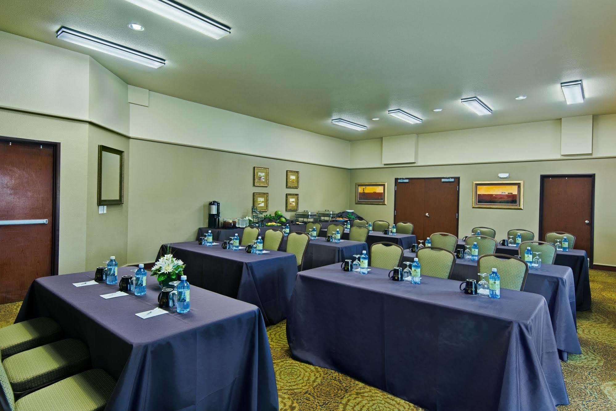 Oxford Suites Хермистон Экстерьер фото